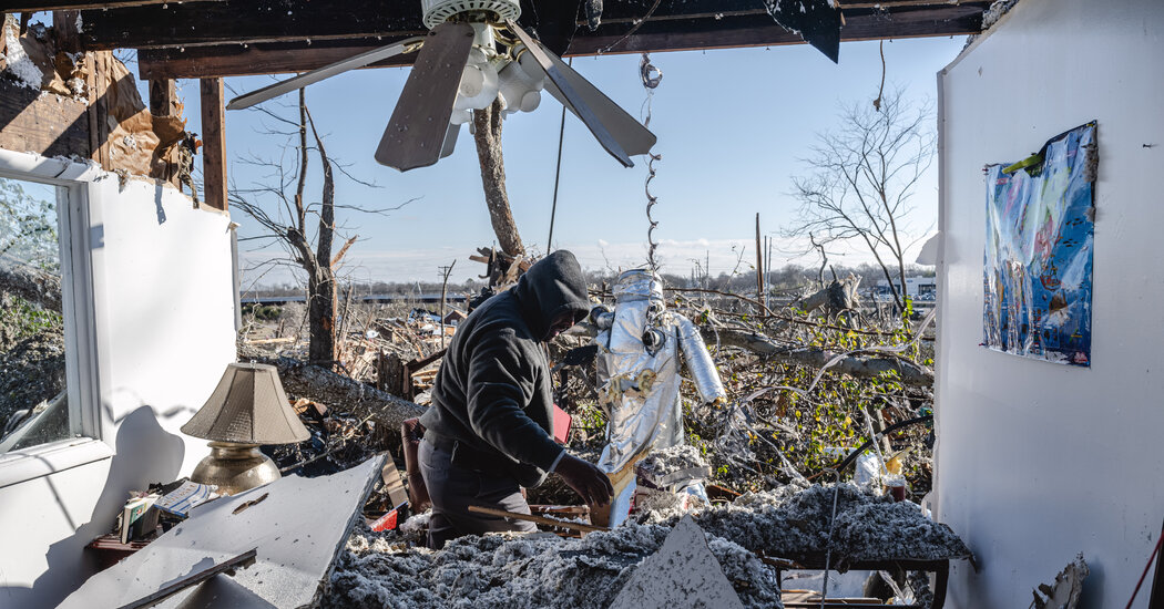 In Tennessee, Lethal Tornadoes Depart a Swath of Destruction