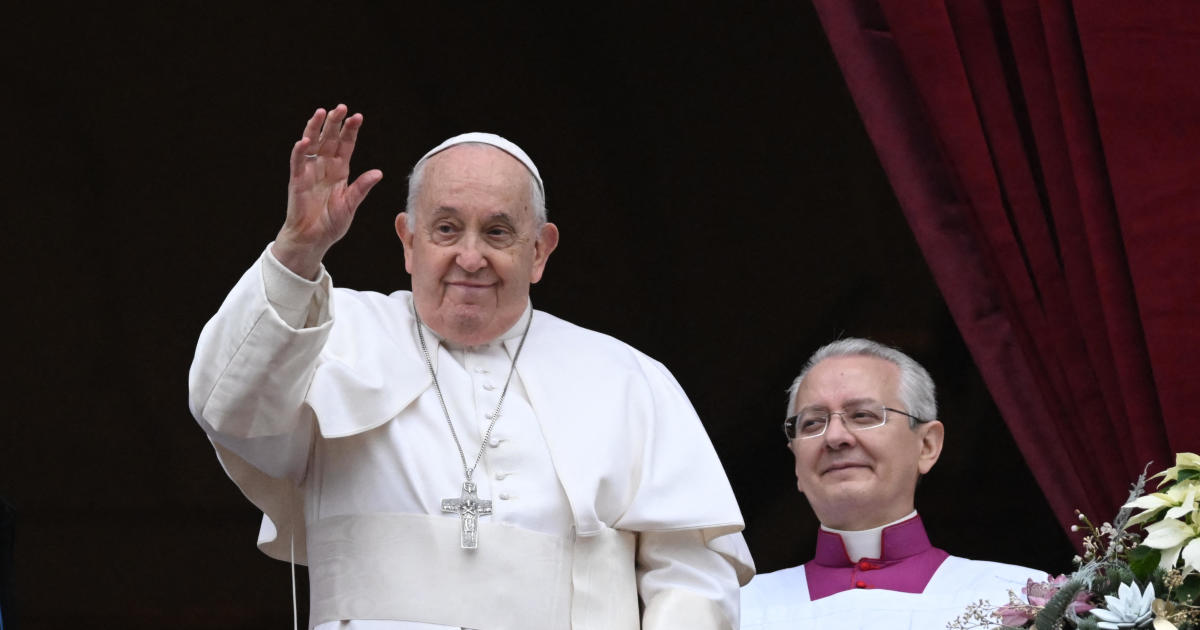 Pope Francis blasts the weapons business, appeals for peace in Christmas message