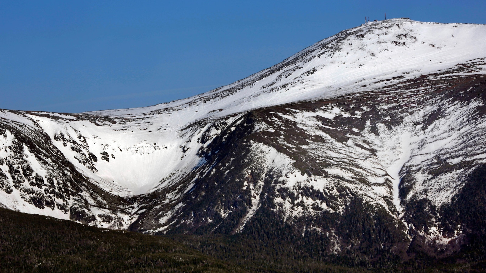 A backcountry skier has died on New Hampshire's Mount Washington in icy circumstances; 2 others injured