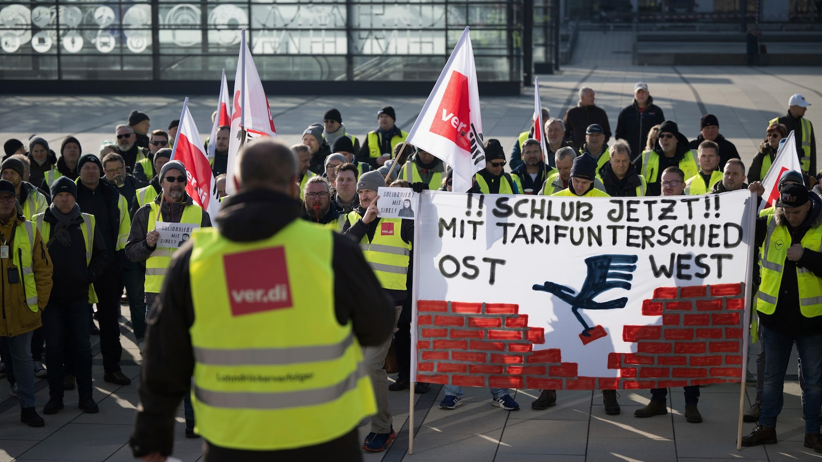 Thousands and thousands of passengers are affected in Germany as union members go on strike once more